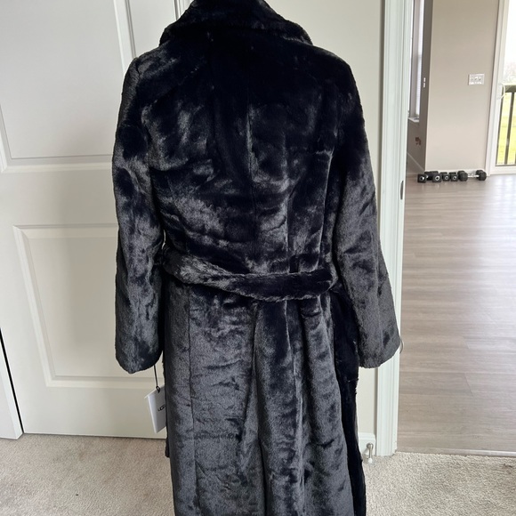 🔥 NWT UGG Super Soft faux fur full length button up coat with belt. - Picture 2 of 5